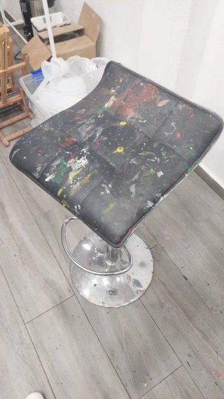 Taburete alto con base metálica. Solo está pintado