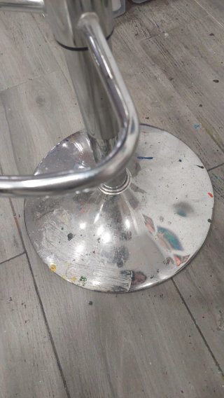 Taburete alto con base metálica. Solo está pintado