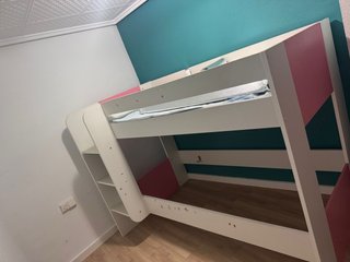 Cama alta infantil blanca y rosa