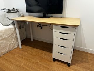 Mesa de escritorio y cajonera con ruedas.