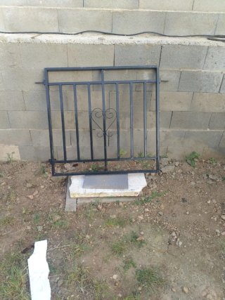 Reja de hierro  con diseño de corazón 95x95