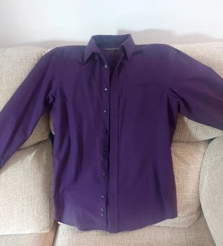Camisa morada de manga larga