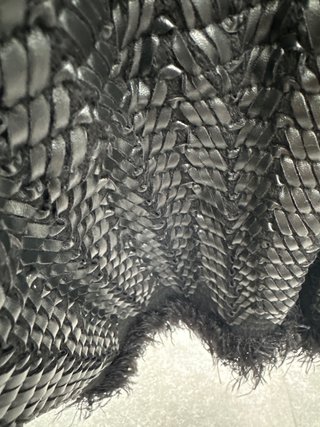 Falda plumas textura cuero XS
