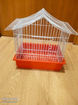 Jaula para pájaros blanca y roja