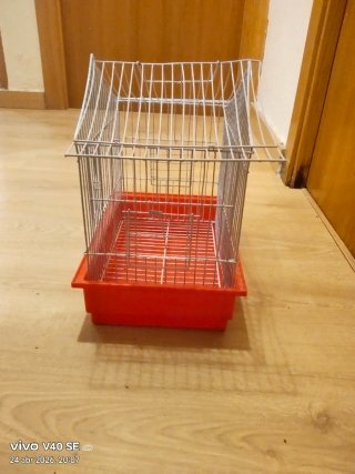 Jaula para pájaros blanca y roja