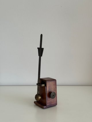 Metrónomo antiguo de madera
