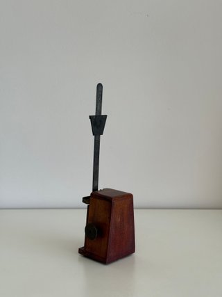 Metrónomo antiguo de madera