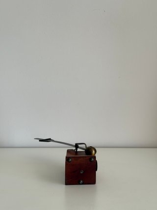 Metrónomo antiguo de madera