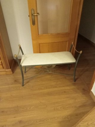 Sgabello in ferro battuto con dettagli dorati
