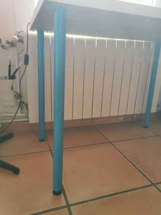 Escritorio sencillo blanco y azul