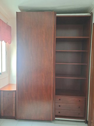 Armario con 2 puertas correderas y mesita madera.