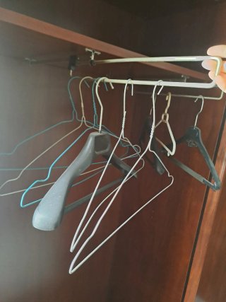 Armario con 2 puertas correderas y mesita madera.