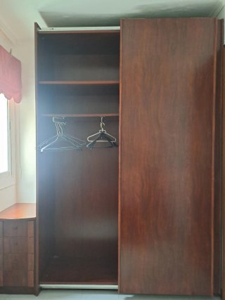 Armario con 2 puertas correderas y mesita madera.