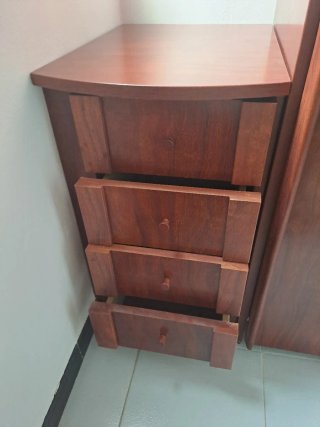 Armario con 2 puertas correderas y mesita madera.