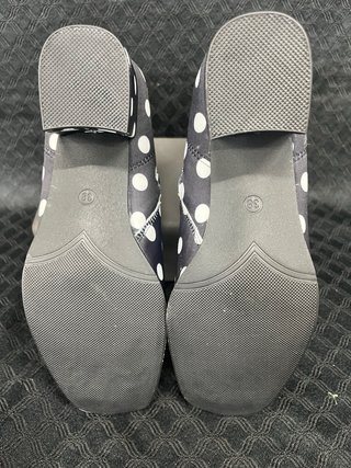 Botas de lunares negras y blancas
