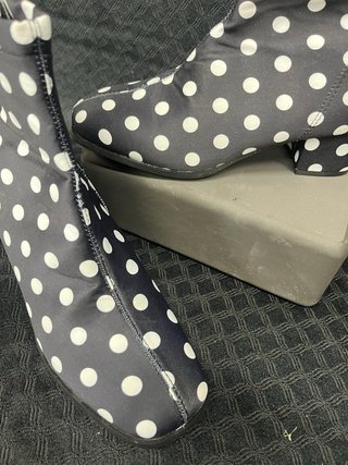 Botas de lunares negras y blancas