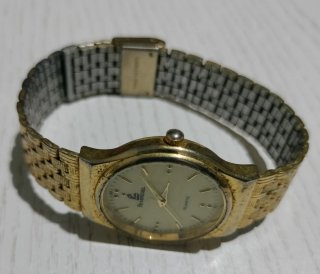 Reloj Potencias Dorado