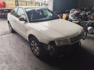 4441136r faro der audi a4 - 2.5 tdi mt (150 221092