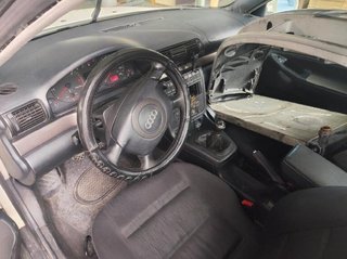 4441136r faro der audi a4 - 2.5 tdi mt (150 221092