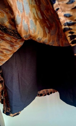 Vestido corto estampado leopardo con forro.