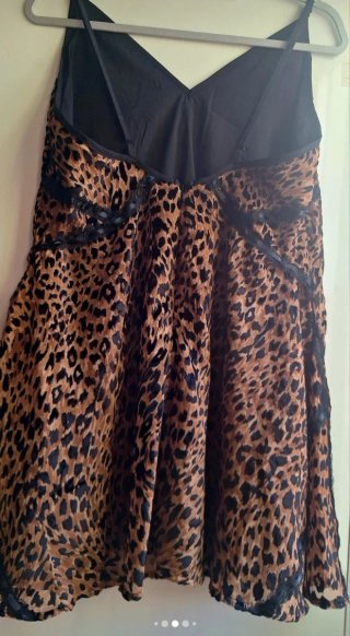 Vestido corto estampado leopardo con forro.