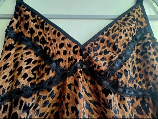 Vestido corto estampado leopardo con forro.
