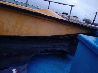 Lancha monoplaza amarilla y azul