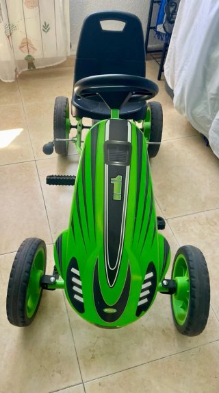 Coche a pedales verde