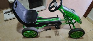 Coche a pedales verde