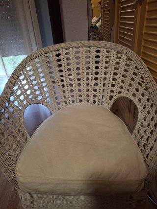 Sillón de mimbre blanco, se incluye cojín.