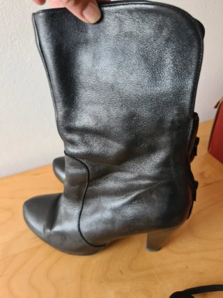 Botines, botín , botas de piel negras con tacón