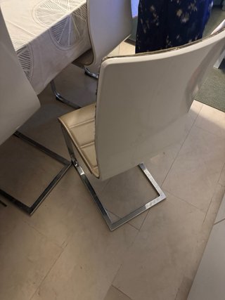 Sillas de salón beige y plateadas