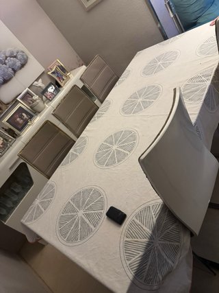 Sillas de salón beige y plateadas