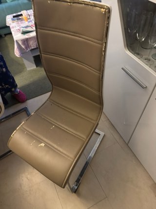 Sillas de salón beige y plateadas