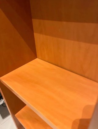 Estantería alta de madera