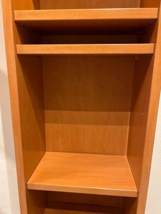 Estantería alta de madera