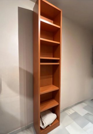 Estantería alta de madera