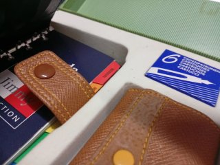 Juego de agenda, llavero y bolígrafos