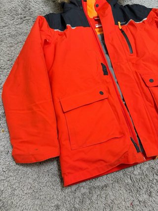 Abrigo de montaña naranja y negro