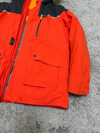 Abrigo de montaña naranja y negro