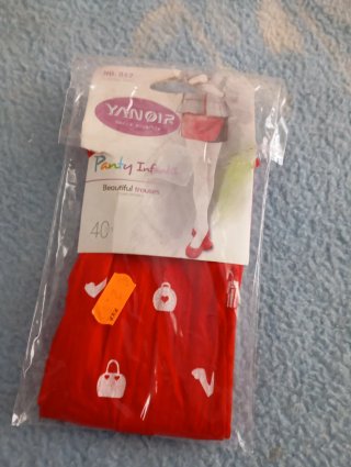 Medias rojas infantiles con estampado de bolsos