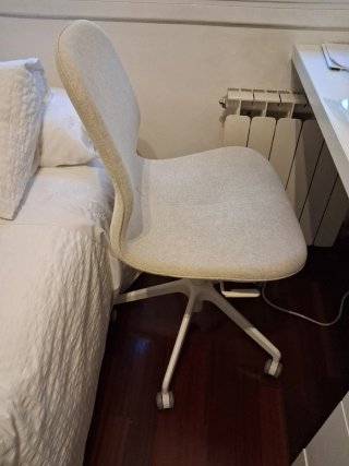 Escritorio blanco con cajones