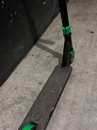 Patinete infantil negro y verde