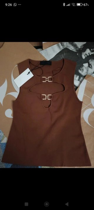 Top marrón con detalles dorados