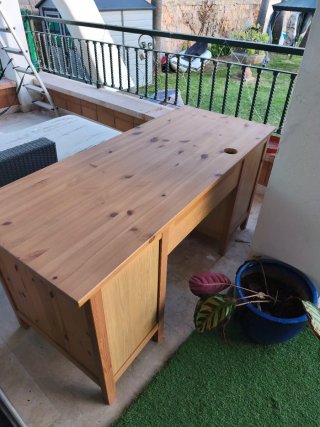 Escritorio de madera marrón