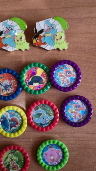 Colección Tazos Pokémon y 3 Pins