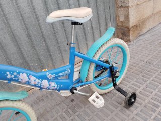 Bicicleta infantil azul para iniciación