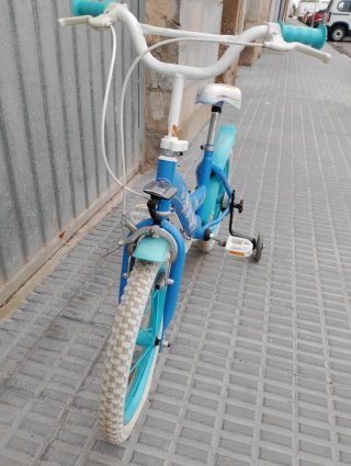 Bicicleta infantil azul para iniciación