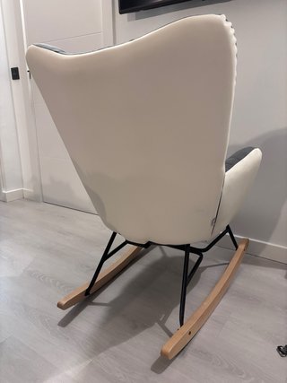 Silla mecedora gris y blanca