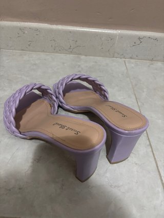 Tacchi viola con intreccio